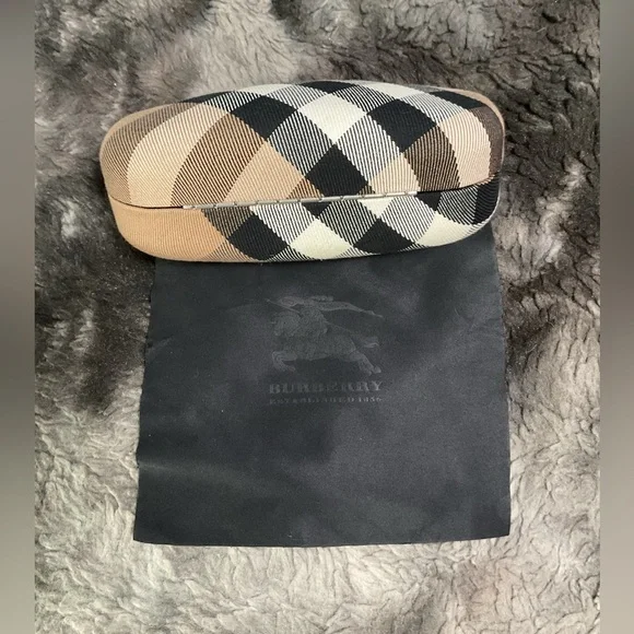 Burberry Plaid Eyeglass hard Case in Black and Tan fir sunglasses or glasses - Picture 5 of 5